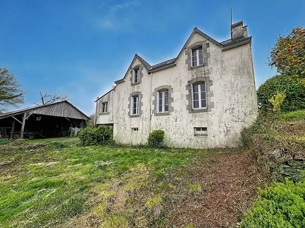 Maison, dépendances et hangar à Querrien