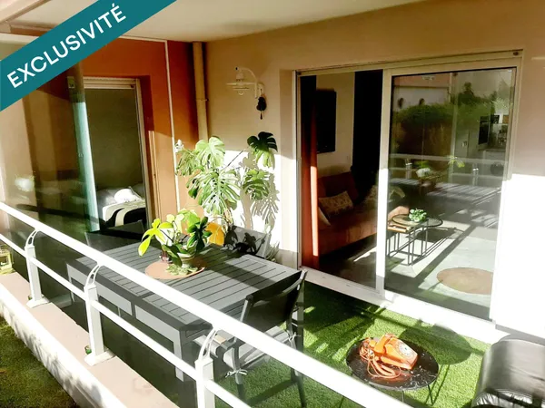 Bel appartement rénové avec de beaux matériaux vendu avec un garage fermé et un parking en sous-sol 