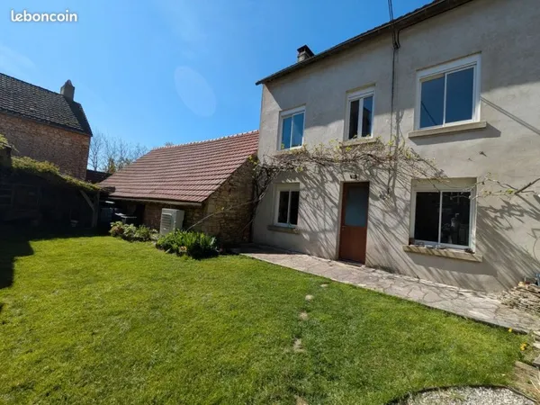 Maison de village avec jardin et grange