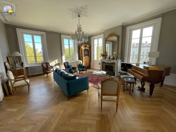 Appartement 6 pièces 214 m²