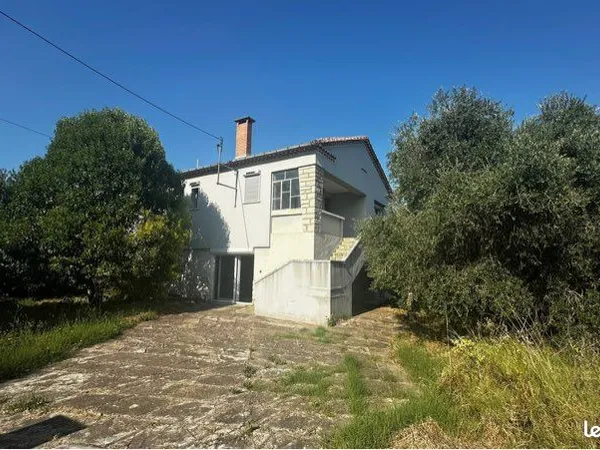 Maison 2 niveaux à rénover entièrement avec jardin