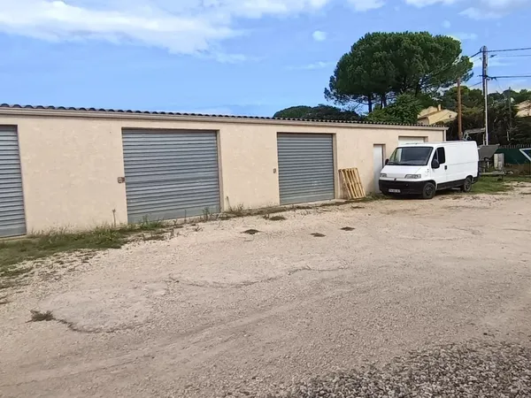 Ensemble de garages sécurisé à TRESQUE