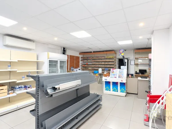 Local commercial 1 pièce 70 m²