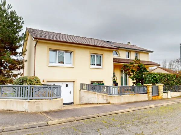Maison Individuelle F7 sur 5,16 ares avec piscine couverte.