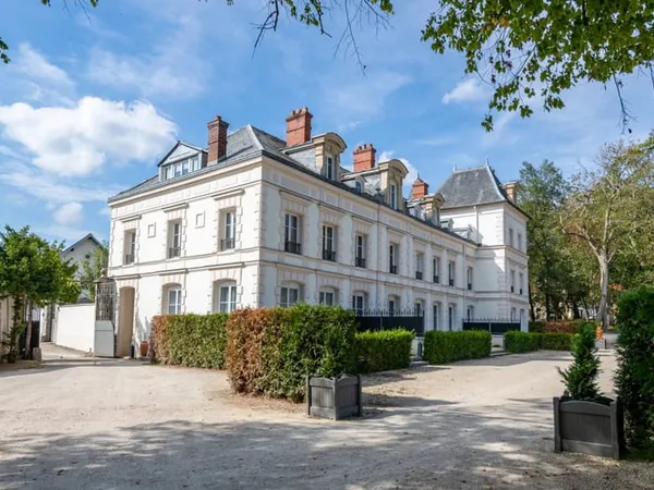 BOISSETTES - DEUX PIÈCES RÉNOVÉES EN DUPLEX - COUR ET STATIONNEMENTS PRIVATIFS