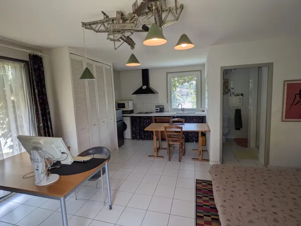 A louer dans une propriété clôturée, un studio entièrement meublé de 30 m2, entrée indépendante.