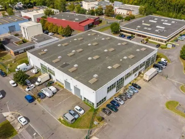 Entrepôt 818 m²