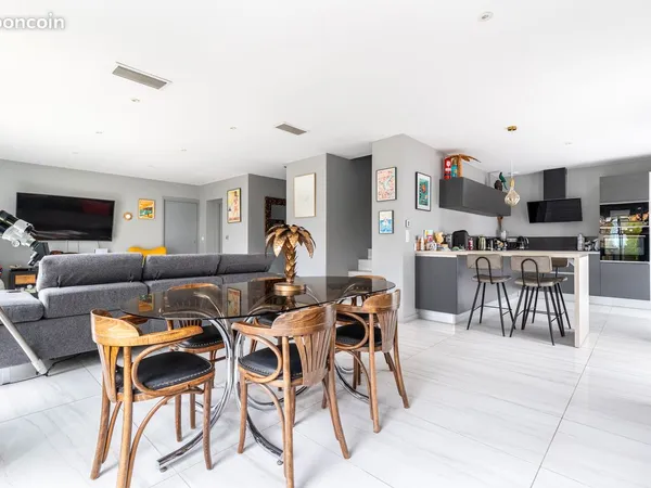 Maison de 2021 T6 173 m² avec piscine