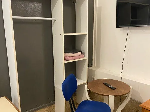 Chambre avec coin repas et salle de bain wc individuelle
