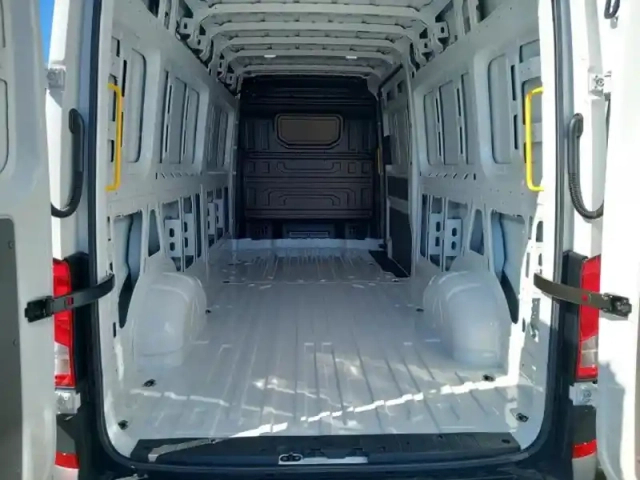 Volkswagen Crafter fg 35 l4h3 2.0 tdi 140ch business traction bva8 — photo 5
