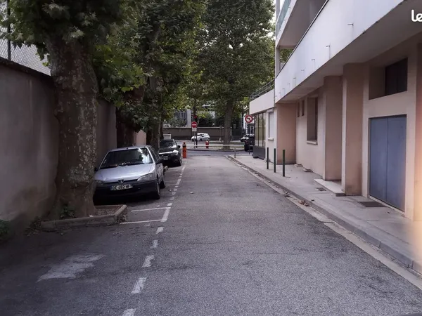 Garage fermé 15 m² en sous-sol cours Fauriel