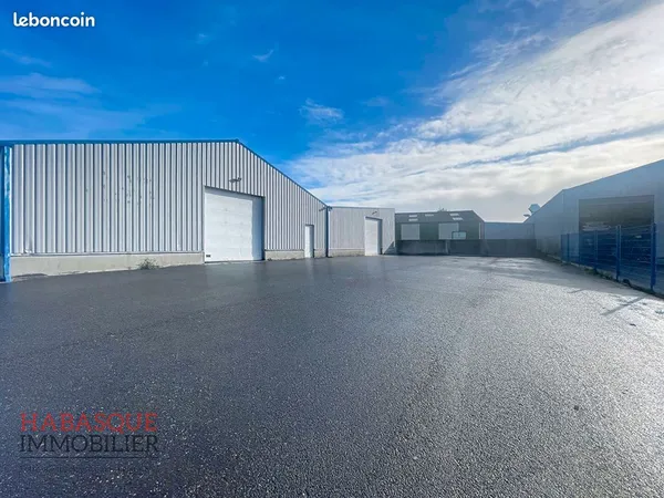 Parking/box 1 pièce 450 m²