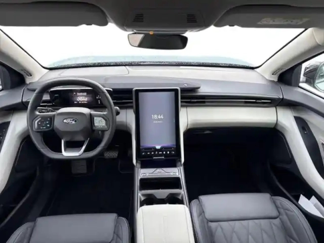 Ford Explorer 286ch extended range 77kwh pack premium rwd — photo 6