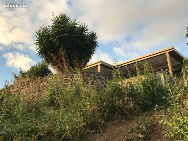 Terrain 1900 m2 avec maison à rénover