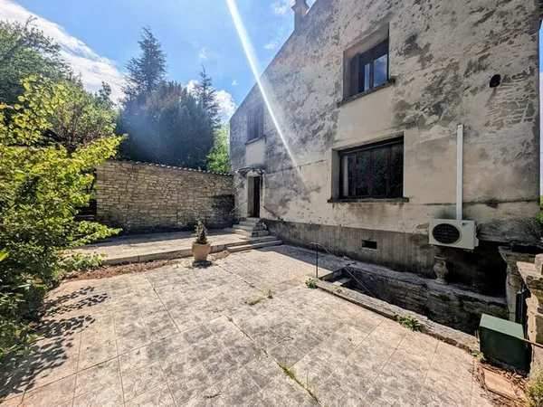 Maison de 215m2 habitable et local commercial de 53m00 située au centre de Barjac