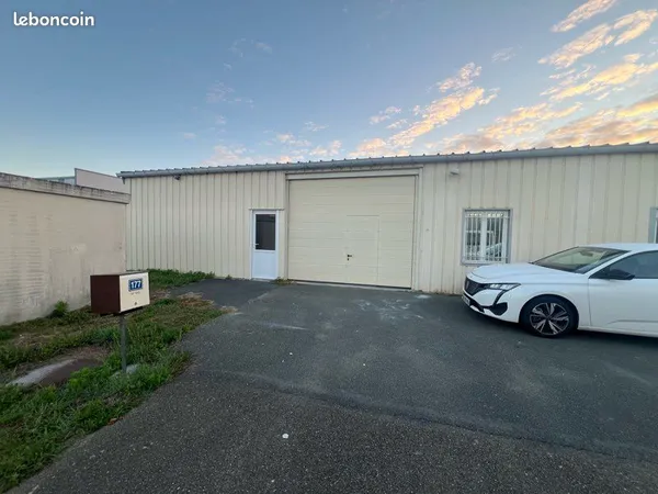 Local d’activité et entrepôt Location Longué-Jumelles 190m² 600€