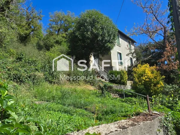 Maison familiale - 94 m² - 3 chambres - Terrain de 3 330 m² - Terrasse plein sud