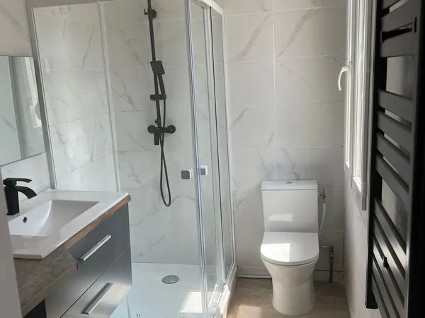 Studio rénové au 1er étage, à 200 m du marché
