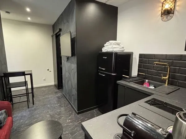2 pieces - 23m2 - blv de clichy - metro blanche