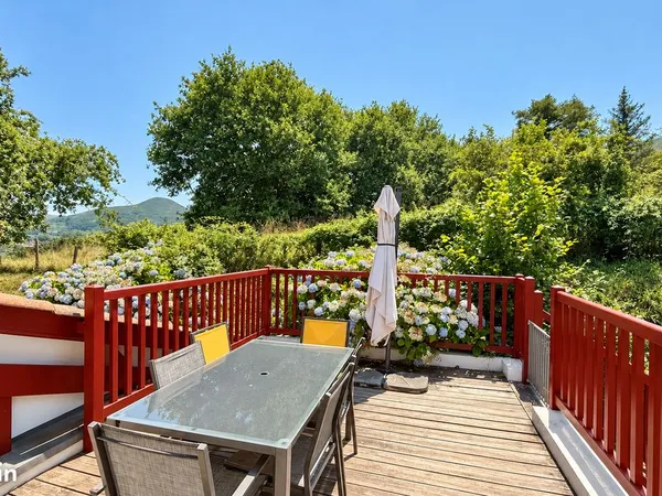 T3 rénové - 60m2 au sol - grande terrasse sud (vue Rhune)