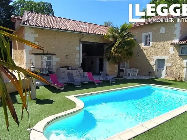 Ensemble immobilier de 3 maisons, 3 gites , 4 chambres d'hôtes, dépendances , garage , piscine .terr