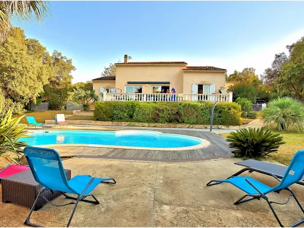 Superbe villa à proximité des plages à pied.