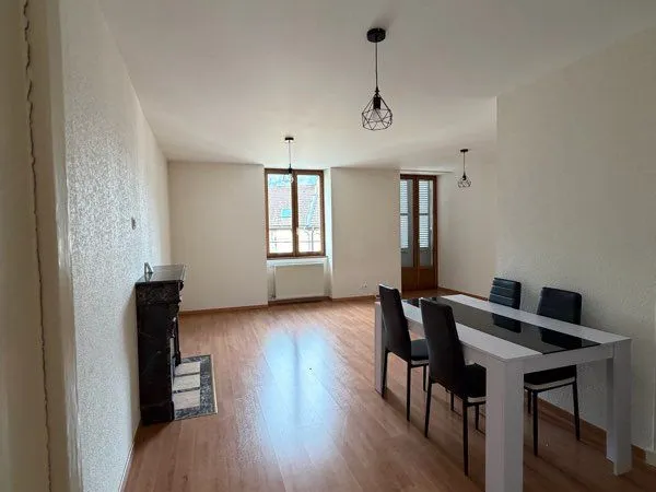 Appartement T2 68m2 avec balcon centre de Saint Claude tres calme à proximité de tous commerce