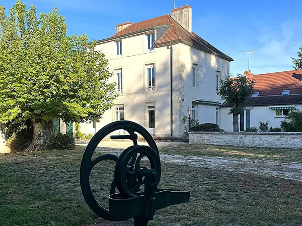 Au coeur d'Arc-sur-Tille, une maison bourgeoise de la fin du XIXe siècle, sept chambres et un jardin