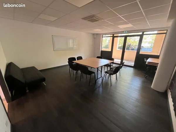Location local commercial environ 250m² divisible Orléans Droits de l'homme