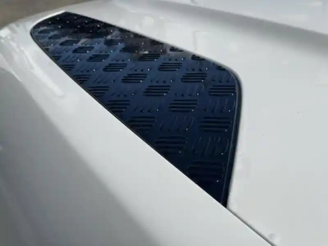 Land Rover Defender 110 2.0 p300e x-dynamic se — photo 12