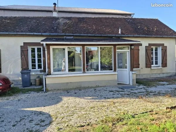 Maison individuelle dans village avec toute commodités ( commerces, écoles, maison médicale)