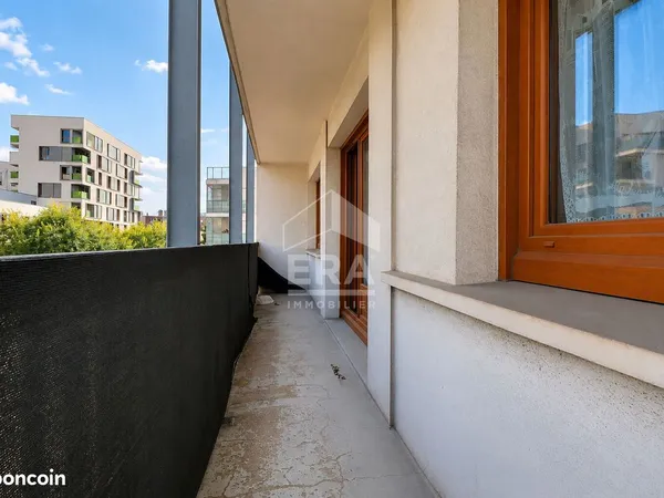 Appartement F3 de 72 m2 avec balcons, parkings, box et cave