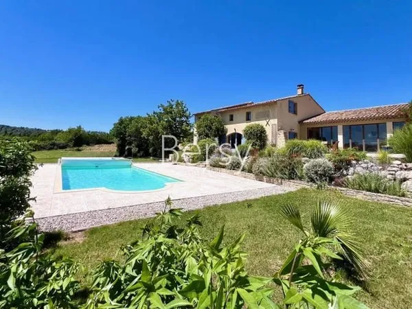 Maison 6 pièces 210 m²