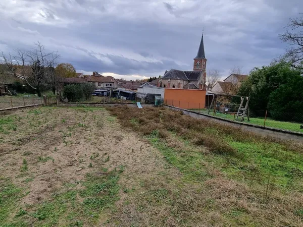 Terrain à batir 567 m² dans le bourg de Mariol proche de l' école