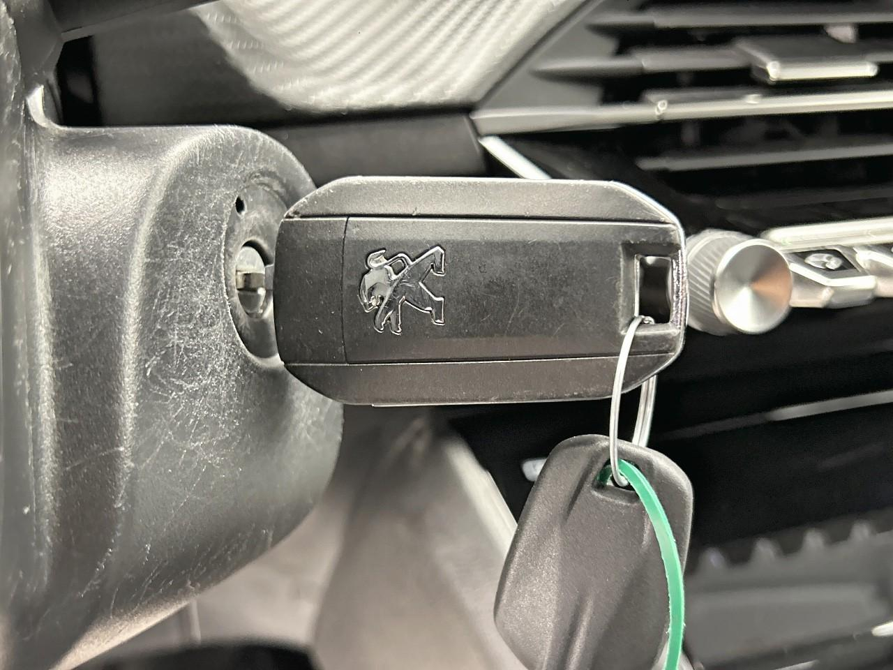 Peugeot 2008 puretech 130 s&s eat8 allure — photo 20