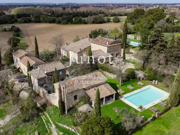 Authentique hameau du 19ème siècle avec ses deux piscines proche l'Isle-sur-la-Sorgue.