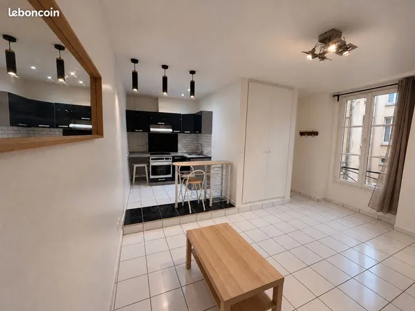 PARIS 2e - GRAND STUDIO 30 m² - CALME ET EMPLACEMENT PRIVILÉGIÉ