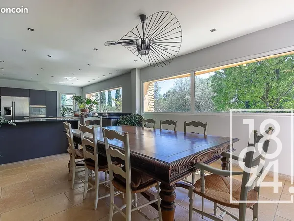 Maison 6 pièces 301 m²