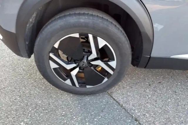 Peugeot 2008 hybrid 145 e-dcs6 — photo 39