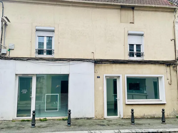 Rare à la vente !!! Immeuble composé d'un duplex et deux locaux commerciaux