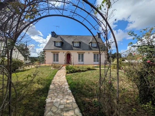 SEGLIEN MAISON NÉO BRETONNE DE 150M² DE 7 PIÈCES AVEC VIE DE PLAIN PIED PARCELLE CLÔTURÉE DE 807m²