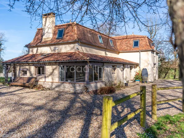 Propriété de campagne avec gîte, double garage et atelier, piscine, étang sur env. 1.2 ha, sans vois