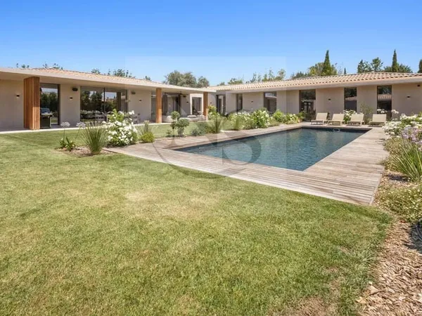 Maison de plain-pied 8 pièces 290 m²