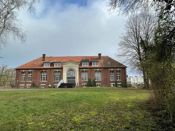 Ensemble immobilier exceptionnel pour investisseurs ou bailleurs sociaux .Terrain 7159m2 Surface hab