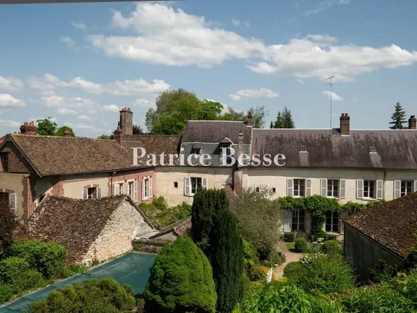 À 1 h de Paris, dans le centre-ville de Chaumont-en-Vexin, un vaste hôtel particulier du 17e s., ave