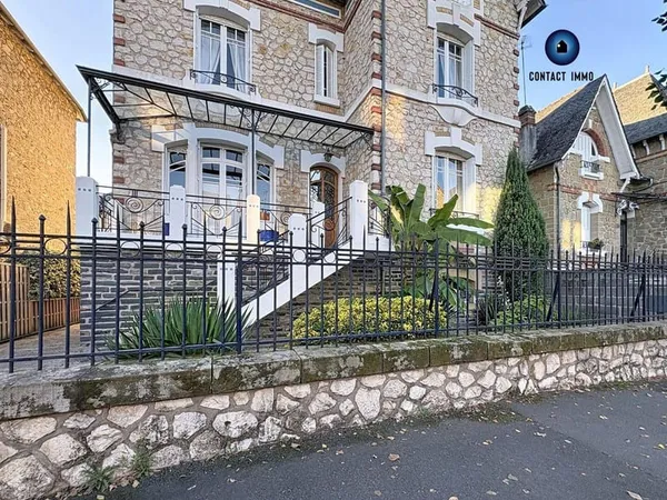 Maison 8 pièces 216 m²