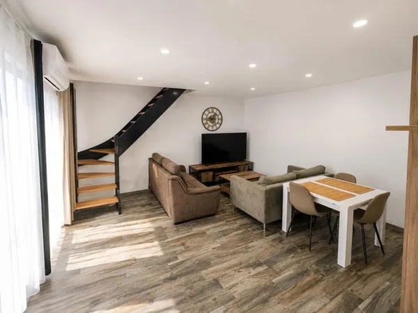 Situé sur la commune de Mâcon à proximité du centre et des commerces cet appartement en duplex rénov