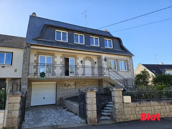PAVILLON FAMILIALE A FOUGERES QUARTIER BONABRY-ORIERES - 180m² avec 6 chambres et 560 m² de terrain