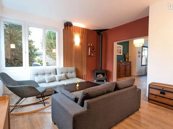 Maison semi-mitoyenne avec 4 chambres, un grand garage et un bel extérieur