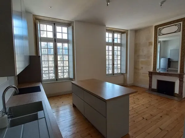 Bordeaux centre - t4 86 m² - 3 chambres - vue garonne - 1 590 cc